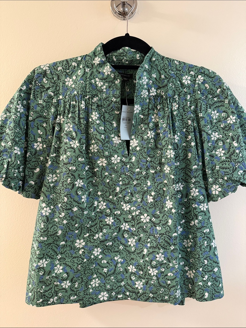 NWT Ann Taylor Women's Green Floral Split-Neck Top Size XS Petite